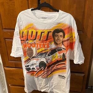 Elliott Hooters 2XL Hendrick Motorsports Racing Graphic Tee